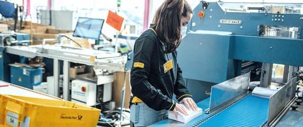 Mitarbeiterin der Deutschen Post sorgt an Maschine für Top-Ergebnisse