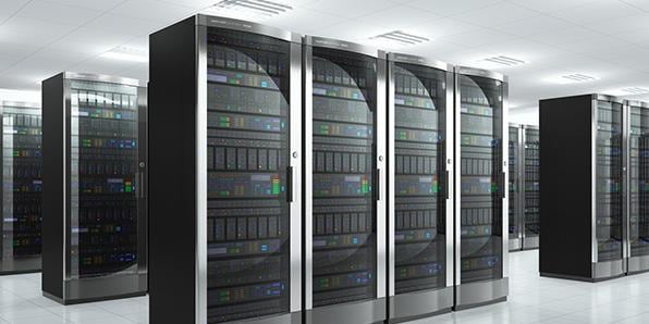 Großer Serverraum mit einer Vielzahl an Serverschränken
